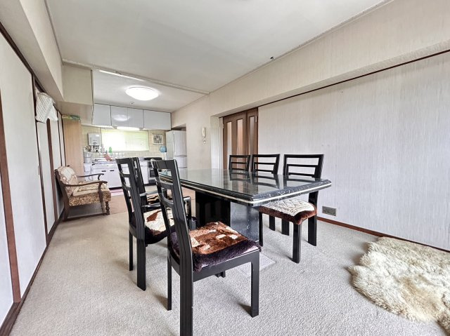 ハイツ一王山 A棟の居間・リビング