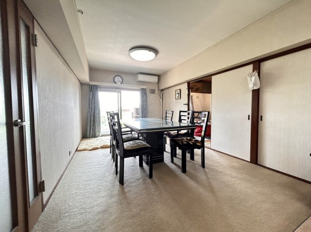 ハイツ一王山 A棟の居間・リビング|リビング約１４帖の広さです♪南東からの日差しがよく入り込み明るい空間となっております！
