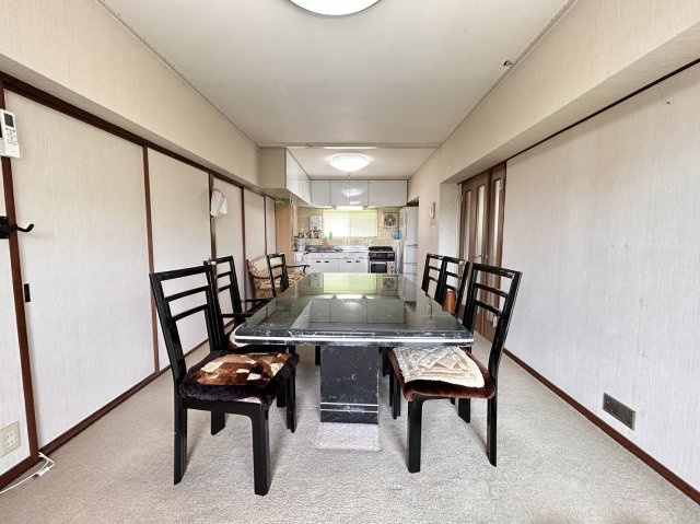 ハイツ一王山 A棟の居間・リビング|リビング約１４帖♪お食事のスペースとくつろぎスペースで分けることもできそうです♪
