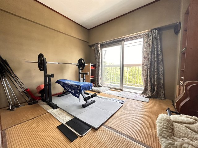 ハイツ一王山 A棟の和室|和室約4.5帖。南東からの日差しが気持ち良いお部屋です♪バルコニーへも出入り可能です！
