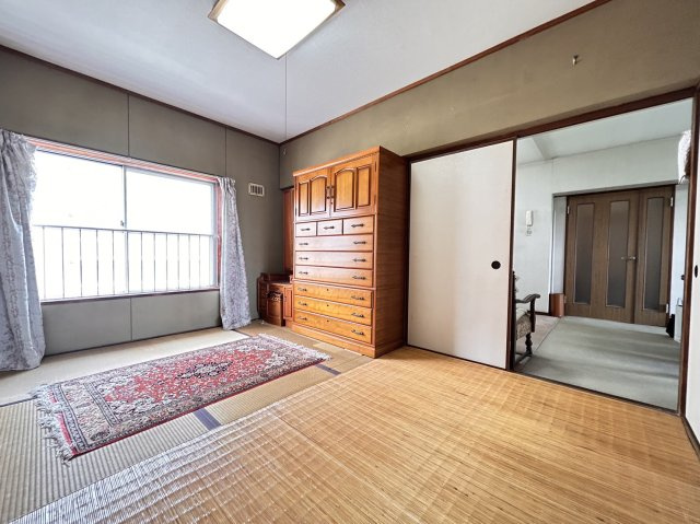 ハイツ一王山 A棟の和室|和室約６帖。主寝室としてもお使いいただけます！
