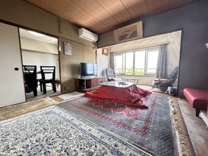 ハイツ一王山 A棟の和室|和室約８帖。和室約６帖のお部屋と襖で仕切られているので、襖を外して１４帖の一つのお部屋としてお使いいただくことも可能です！
