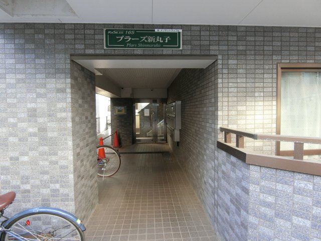 プラーズ新丸子のエントランス