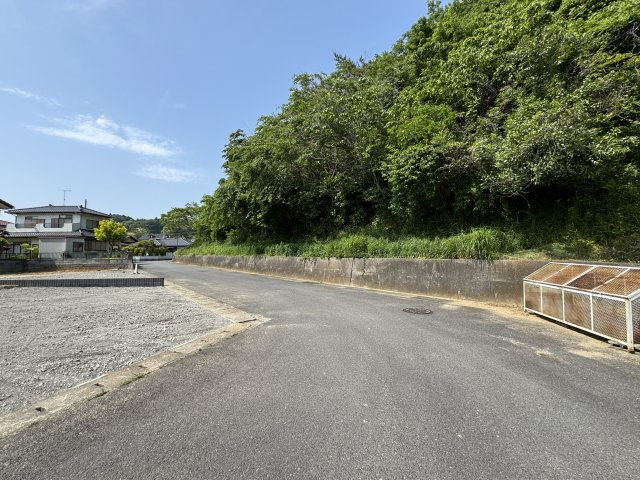 新築戸建・建売　小名浜岡小名第2　Livele Garden　全2棟の前面道路含む現地写真