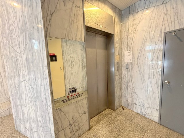 淡路駅前ビルのロビー