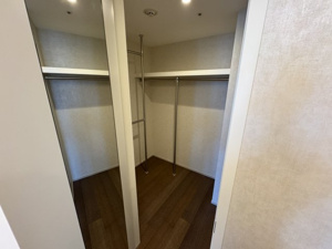 【収納】 | 沢山の洋服やゴルフバッグなどの収納に便利なウォークインクロゼット
2025年5月8日撮影