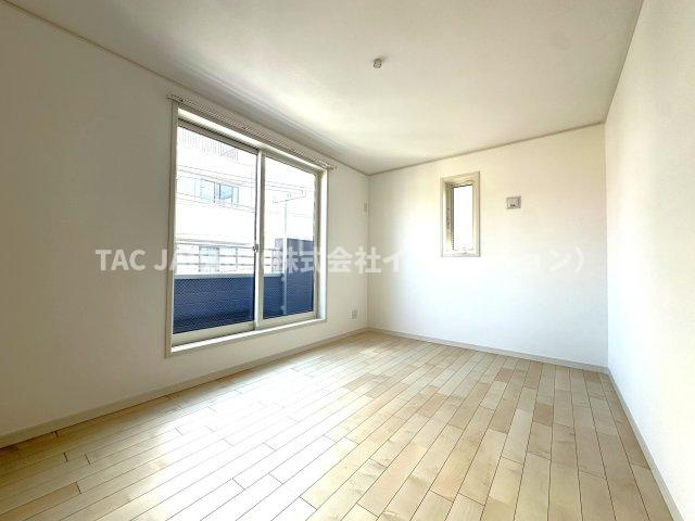 川口市青木1丁目7期　新築戸建の洋室|自然光がたっぷり届く洋室で、くつろぎの時間がもっと心地よく。