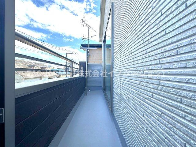 川口市青木1丁目7期　新築戸建のバルコニー|空と風を身近に感じるバルコニーで、心地よいひとときを。