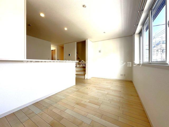 川口市青木1丁目7期　新築戸建の居間・リビング|光あふれる広々リビングが、家族の笑顔と快適な日常を育みます。新築の戸建て物件で、夢のマイホーム生活を送りませんか。