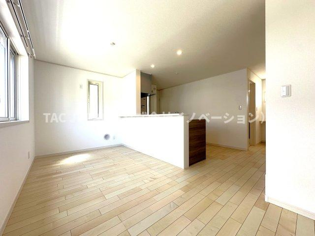 川口市青木1丁目7期　新築戸建の居間・リビング|やさしい陽射しに包まれる、開放感いっぱいのリビングで心ほどける毎日をお過ごしいただけます。クロゼットが2ヶ所＋収納2箇所あるので、お部屋がスッキリです。