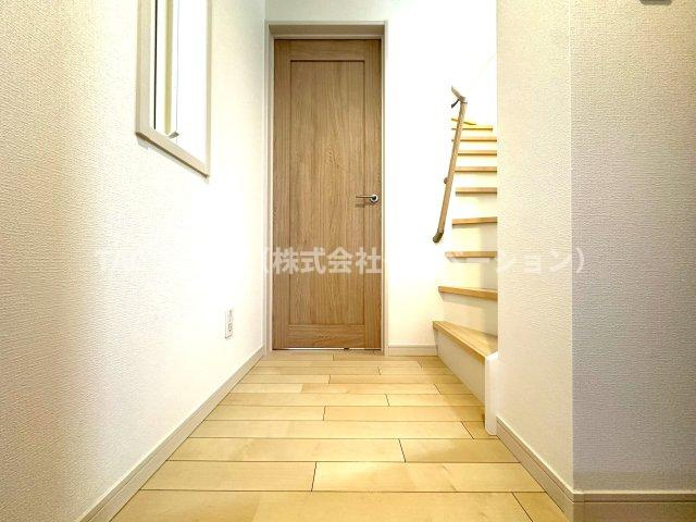 川口市青木1丁目7期　新築戸建の玄関|明るく広々とした玄関が、家族やゲストを温かく迎え入れる心地よい空間を作り出します。一生に一度のマイホーム探しは、ぜひ新築戸建てで。利便性良好な前面道路6m以上の物件をご検討くださいませ。