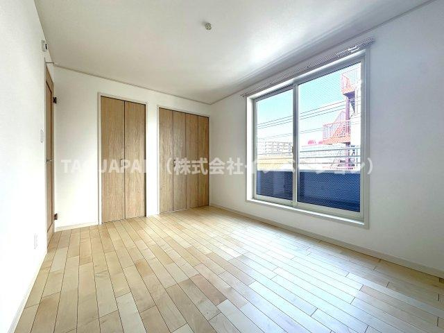 川口市青木1丁目7期　新築戸建の洋室|自然光がたっぷり届く洋室で、くつろぎの時間がもっと心地よく。