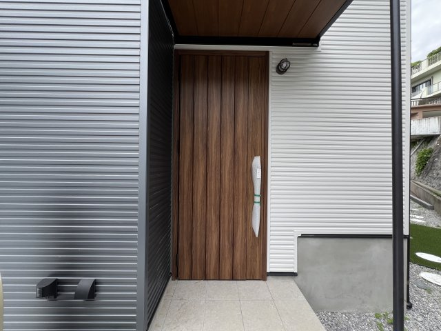 海まで徒歩12分！緑豊かな高台にある新築住宅の玄関