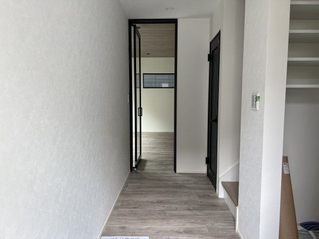 海まで徒歩12分！緑豊かな高台にある新築住宅のエントランス