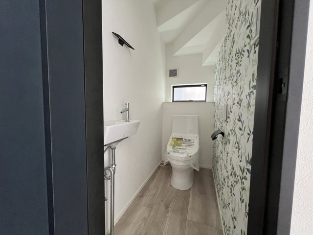 海まで徒歩12分！緑豊かな高台にある新築住宅のトイレ