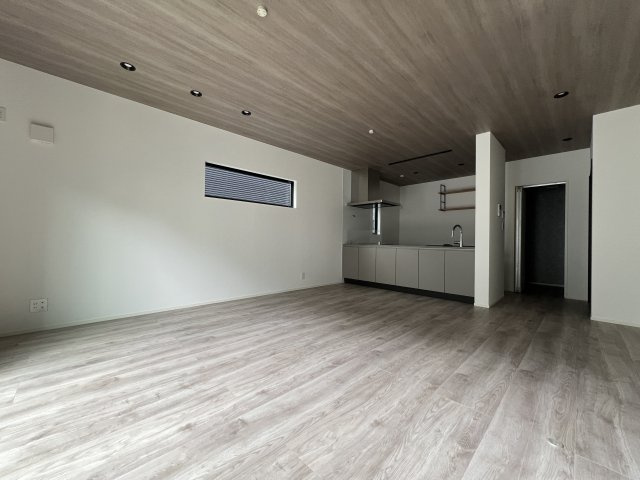 海まで徒歩12分！緑豊かな高台にある新築住宅の居間・リビング