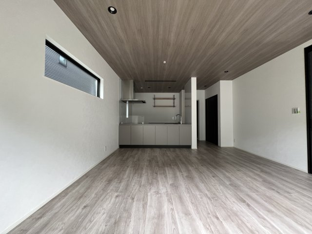 海まで徒歩12分！緑豊かな高台にある新築住宅の居間・リビング