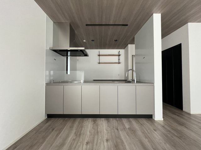 海まで徒歩12分！緑豊かな高台にある新築住宅の居間・リビング