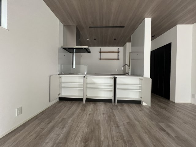 海まで徒歩12分！緑豊かな高台にある新築住宅の居間・リビング