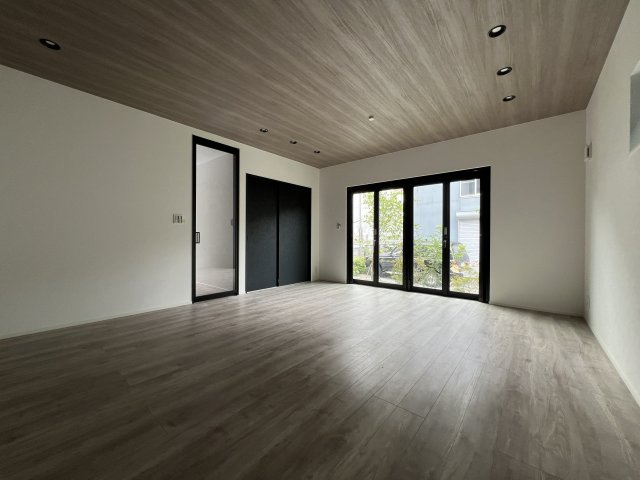 海まで徒歩12分！緑豊かな高台にある新築住宅の居間・リビング