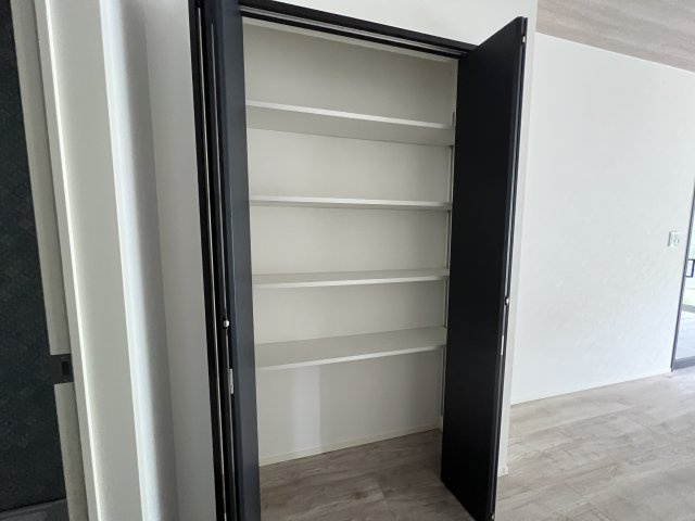 海まで徒歩12分！緑豊かな高台にある新築住宅の収納|パントリー