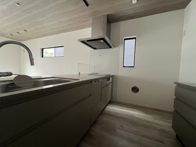 海まで徒歩12分！緑豊かな高台にある新築住宅のキッチン