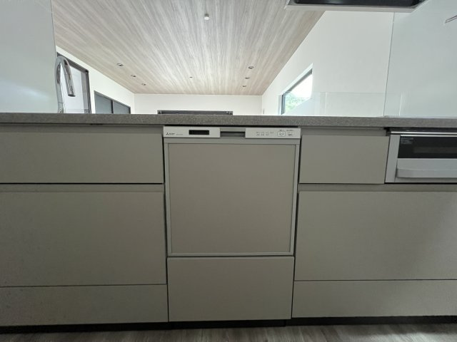 海まで徒歩12分！緑豊かな高台にある新築住宅のキッチン