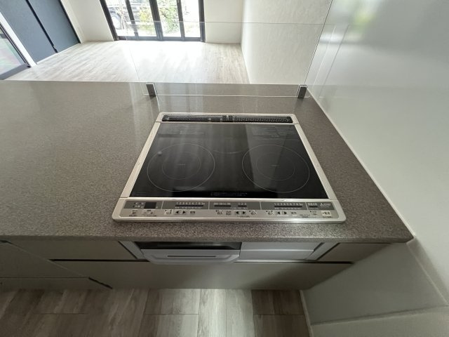 海まで徒歩12分！緑豊かな高台にある新築住宅のキッチン