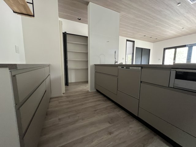 海まで徒歩12分！緑豊かな高台にある新築住宅のキッチン