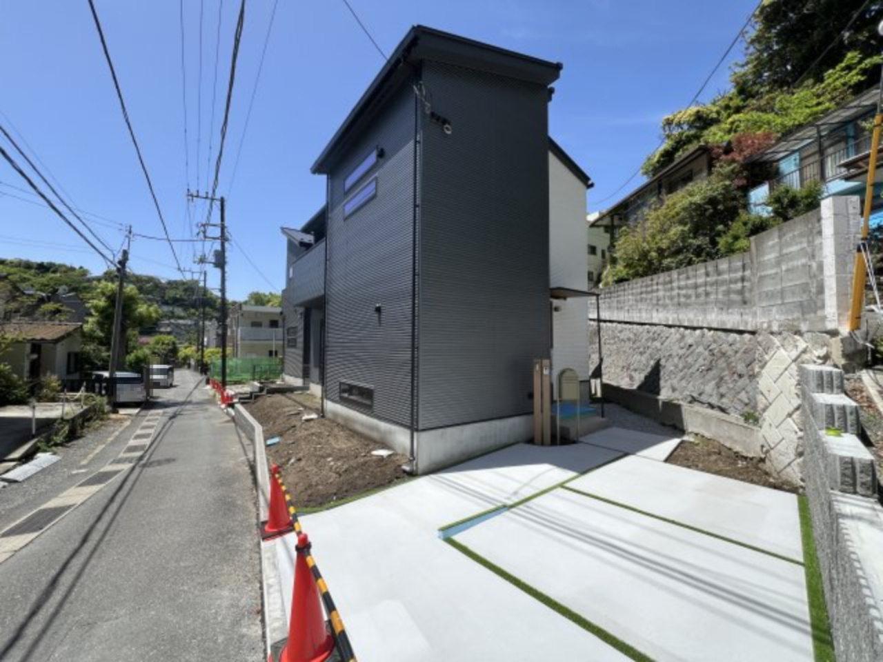 海まで徒歩12分！緑豊かな高台にある新築住宅の前面道路含む現地写真
