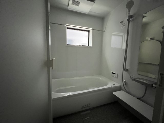 海まで徒歩12分！緑豊かな高台にある新築住宅の浴室