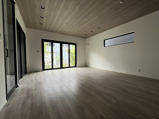 海まで徒歩12分！緑豊かな高台にある新築住宅の居間・リビング