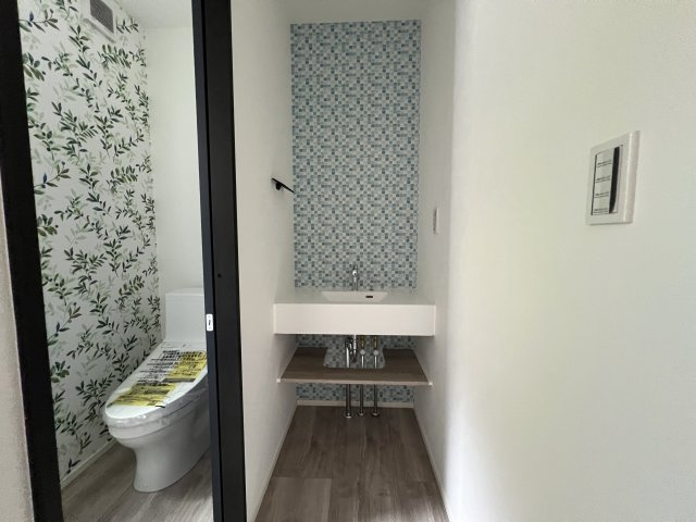 海まで徒歩12分！緑豊かな高台にある新築住宅の独立洗面台|2階洗面台