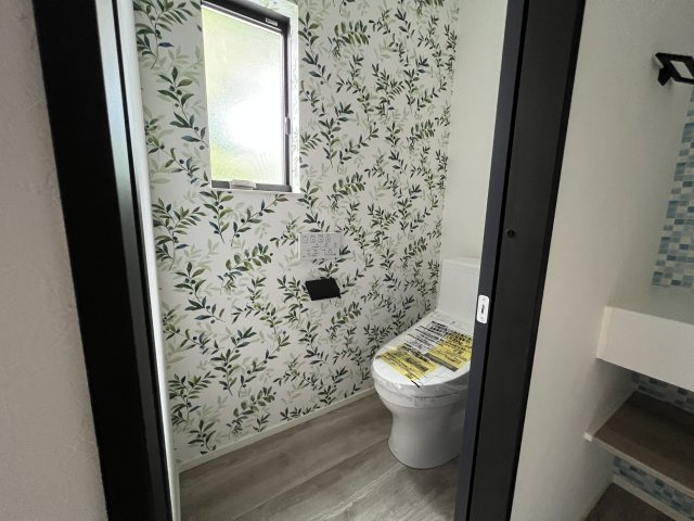 海まで徒歩12分！緑豊かな高台にある新築住宅のトイレ