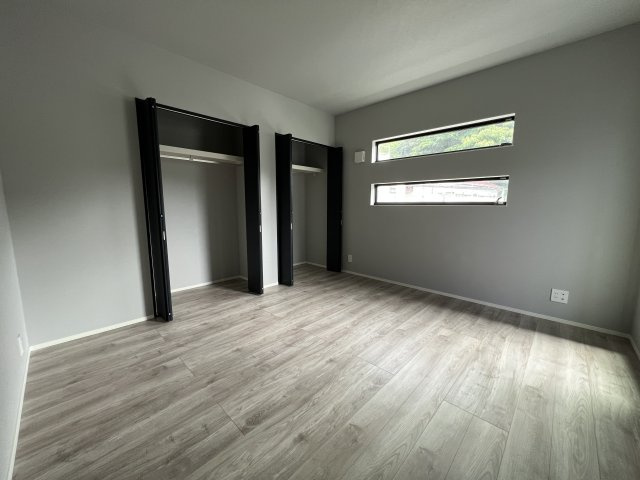 海まで徒歩12分！緑豊かな高台にある新築住宅の洋室