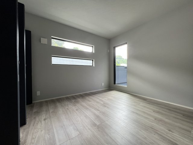 海まで徒歩12分！緑豊かな高台にある新築住宅の洋室