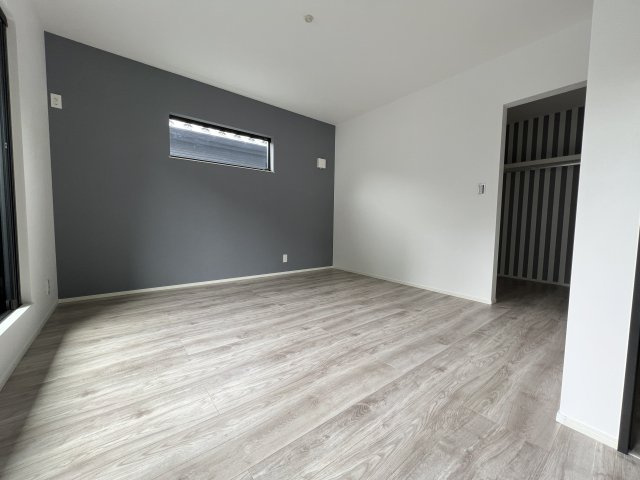 海まで徒歩12分！緑豊かな高台にある新築住宅の洋室