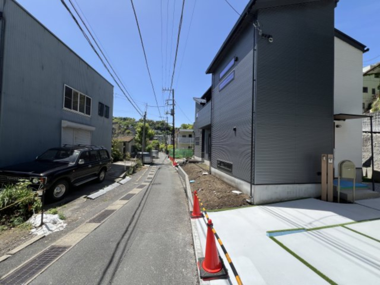 海まで徒歩12分！緑豊かな高台にある新築住宅の前面道路含む現地写真