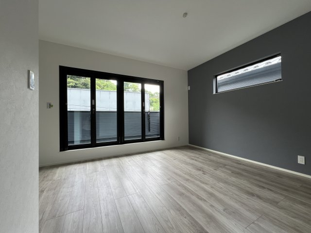 海まで徒歩12分！緑豊かな高台にある新築住宅の洋室