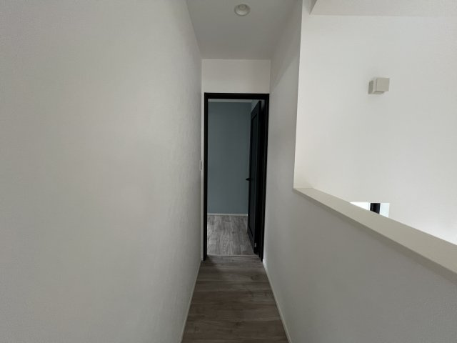 海まで徒歩12分！緑豊かな高台にある新築住宅のその他|廊下