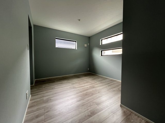 海まで徒歩12分！緑豊かな高台にある新築住宅の洋室