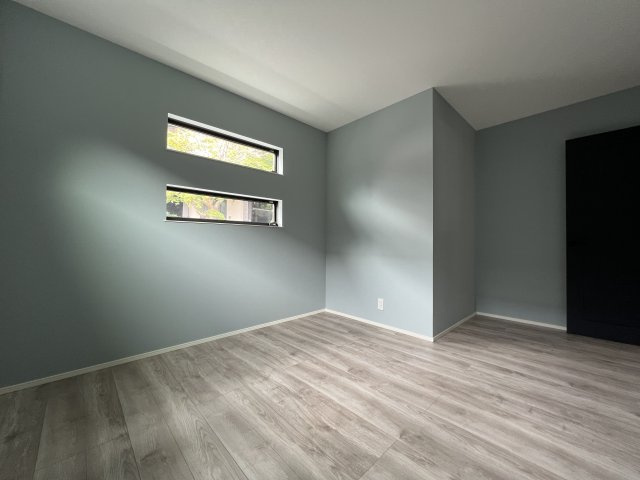 海まで徒歩12分！緑豊かな高台にある新築住宅の洋室