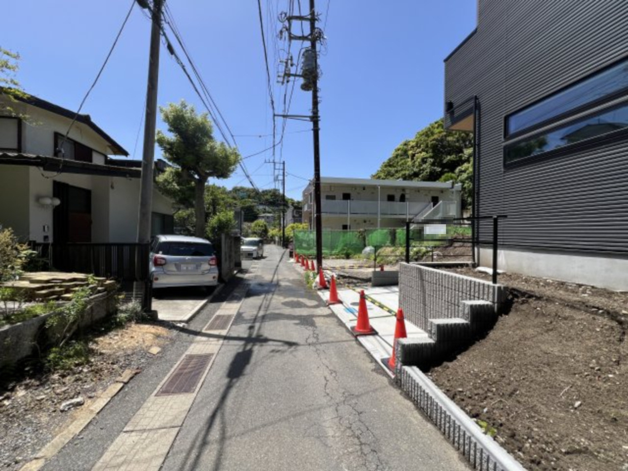 海まで徒歩12分！緑豊かな高台にある新築住宅の前面道路含む現地写真