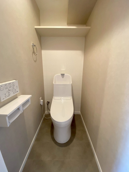 【トイレ】 | 東峰マンション長者原 | 冬は便座も温水も温かく快適なシャワー付トイレ。上部には収納を設置◎