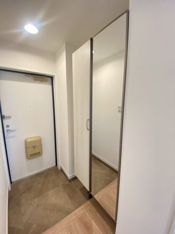 【玄関】 | 東峰マンション長者原 | 玄関には収能力の高いシューズボックスと姿見までセットされています