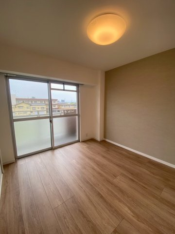 【洋室】 | 東峰マンション長者原 | 5.1帖の洋室。バルコニーに面した明るい洋お部屋で換気や採光ばっちりです