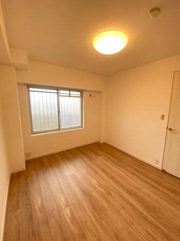 【洋室】 | 東峰マンション長者原 | 5.6帖の洋室。大きめの窓から室内に明かりを多く取り込んでいます