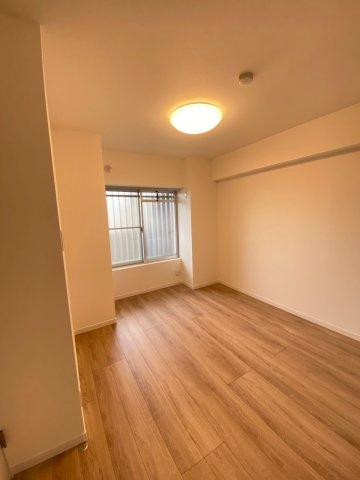 【洋室】 | 東峰マンション長者原 | 6.1帖の洋室。広々とした洋室は収納も充実しているのでスッキリと使えます