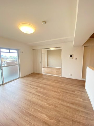 【居間・リビング】 | 東峰マンション長者原 | LDKは南側バルコニーに面しているため、太陽の明かりを感じることが出来ます