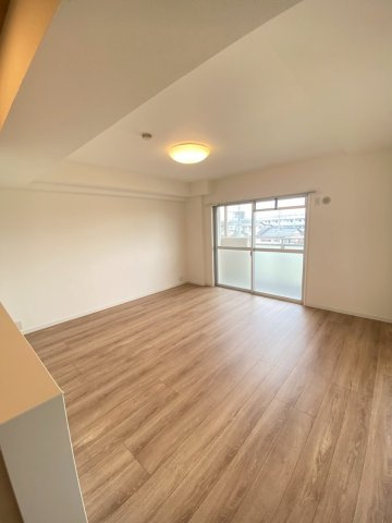 【居間・リビング】 | 東峰マンション長者原 | リビングは広く落ち着く空間になっており、お好きなレイアウトを楽しめます